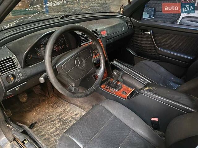 Синий Мерседес Ц-Класс, объемом двигателя 2 л и пробегом 250 тыс. км за 900 $, фото 5 на Automoto.ua