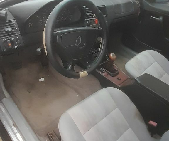 Синий Мерседес Ц-Класс, объемом двигателя 1.8 л и пробегом 438 тыс. км за 1100 $, фото 2 на Automoto.ua