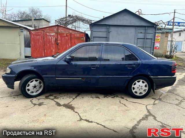 Синий Мерседес Ц-Класс, объемом двигателя 1.8 л и пробегом 440 тыс. км за 1800 $, фото 2 на Automoto.ua