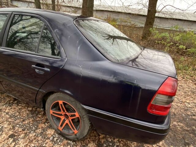 Синий Мерседес Ц-Класс, объемом двигателя 1.8 л и пробегом 200 тыс. км за 1800 $, фото 6 на Automoto.ua