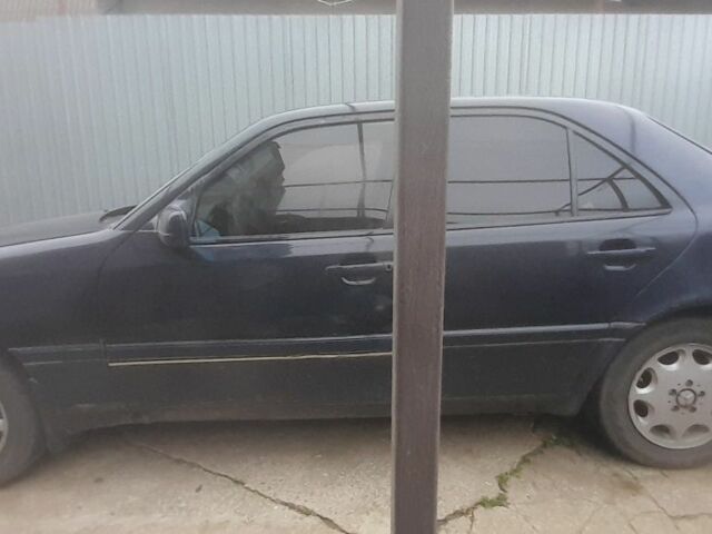 Синий Мерседес Ц-Класс, объемом двигателя 1.8 л и пробегом 438 тыс. км за 1100 $, фото 1 на Automoto.ua