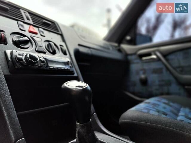 Синий Мерседес Ц-Класс, объемом двигателя 2 л и пробегом 468 тыс. км за 1990 $, фото 39 на Automoto.ua