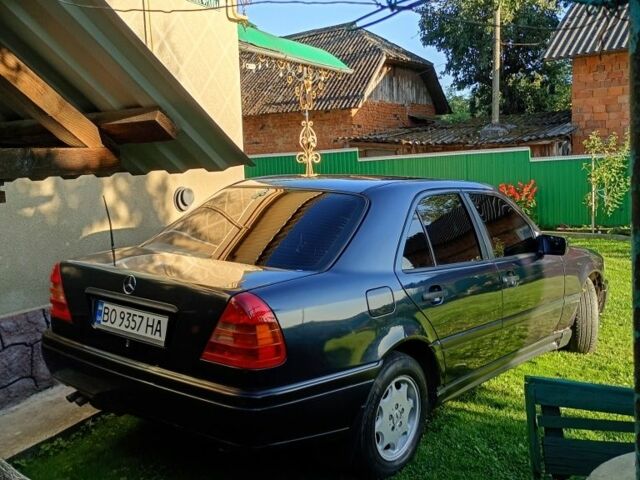 Синий Мерседес Ц-Класс, объемом двигателя 1.8 л и пробегом 286 тыс. км за 2400 $, фото 3 на Automoto.ua
