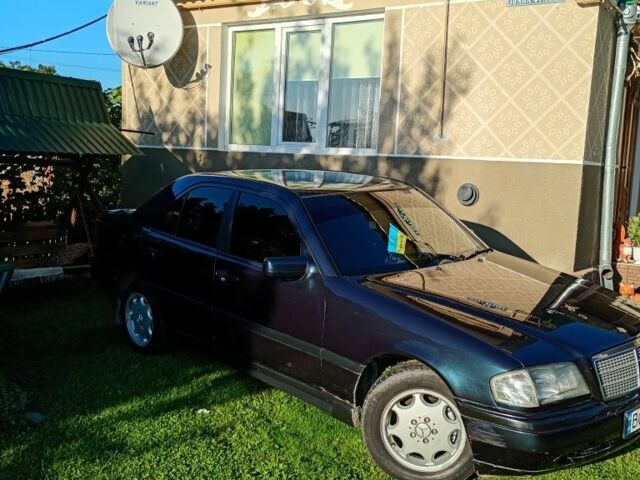 Синий Мерседес Ц-Класс, объемом двигателя 1.8 л и пробегом 286 тыс. км за 2400 $, фото 2 на Automoto.ua