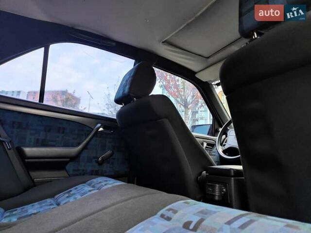 Синий Мерседес Ц-Класс, объемом двигателя 2 л и пробегом 468 тыс. км за 1990 $, фото 58 на Automoto.ua