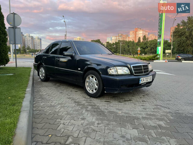 Синий Мерседес Ц-Класс, объемом двигателя 1.8 л и пробегом 440 тыс. км за 3000 $, фото 2 на Automoto.ua