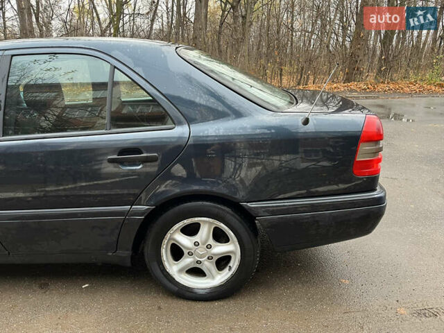 Синій Мерседес Ц-Клас, об'ємом двигуна 1.8 л та пробігом 294 тис. км за 2999 $, фото 10 на Automoto.ua