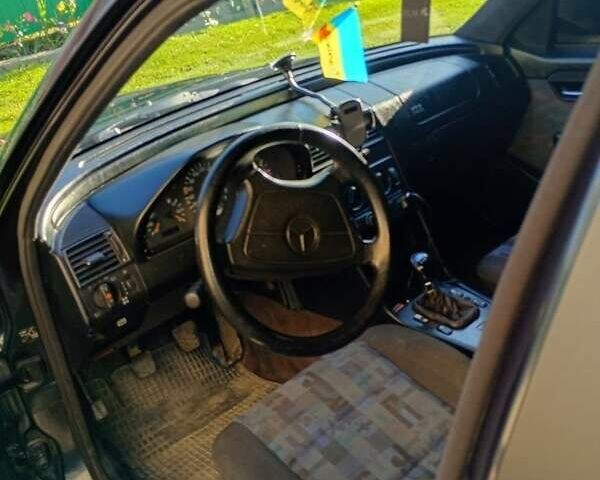 Синий Мерседес Ц-Класс, объемом двигателя 1.8 л и пробегом 286 тыс. км за 2400 $, фото 4 на Automoto.ua