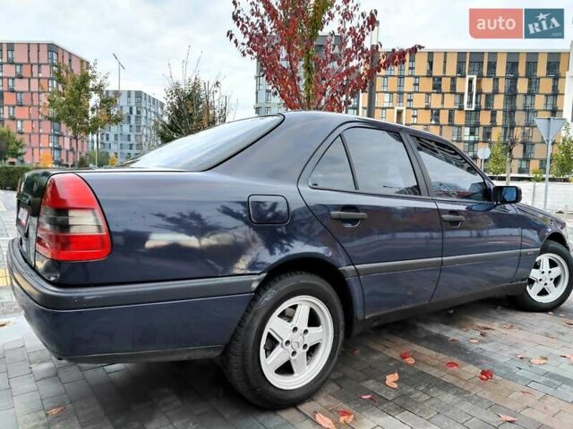 Синий Мерседес Ц-Класс, объемом двигателя 2 л и пробегом 468 тыс. км за 1990 $, фото 20 на Automoto.ua