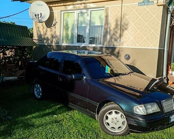 Синий Мерседес Ц-Класс, объемом двигателя 1.8 л и пробегом 286 тыс. км за 2400 $, фото 1 на Automoto.ua