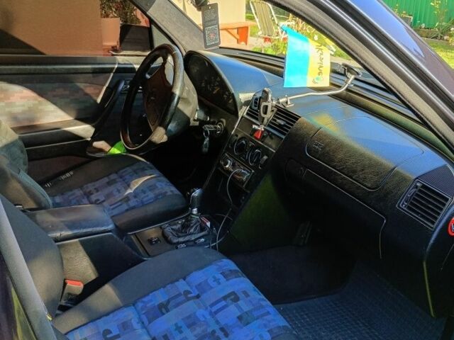 Синий Мерседес Ц-Класс, объемом двигателя 1.8 л и пробегом 286 тыс. км за 2400 $, фото 4 на Automoto.ua