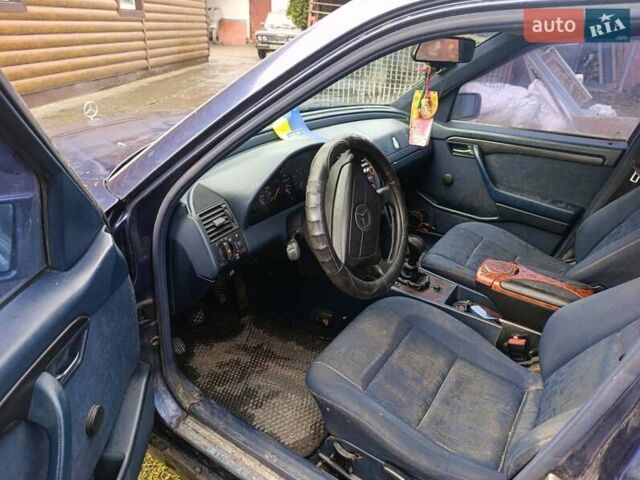 Синій Мерседес Ц-Клас, об'ємом двигуна 2 л та пробігом 280 тис. км за 1200 $, фото 5 на Automoto.ua