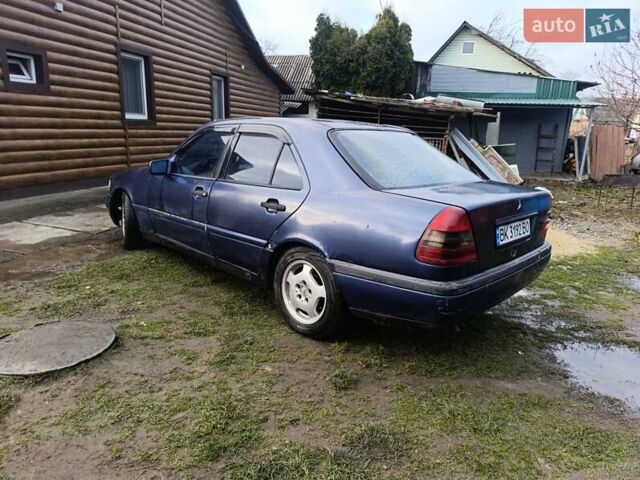 Синій Мерседес Ц-Клас, об'ємом двигуна 2 л та пробігом 280 тис. км за 1200 $, фото 2 на Automoto.ua