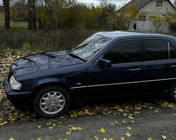 Мерседес Ц-Клас 1997 у Ромнах на Automoto.ua Синій Мерседес Ц-Клас, об'ємом двигуна 2.5 л та пробігом 500 тис. км за 2999 $, фото 3 на Automoto.ua