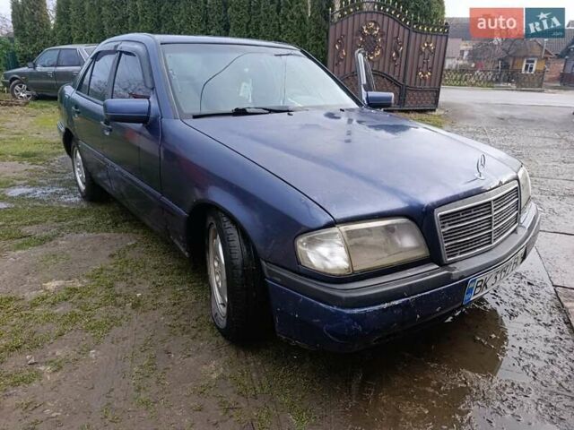 Синій Мерседес Ц-Клас, об'ємом двигуна 2 л та пробігом 280 тис. км за 1200 $, фото 3 на Automoto.ua