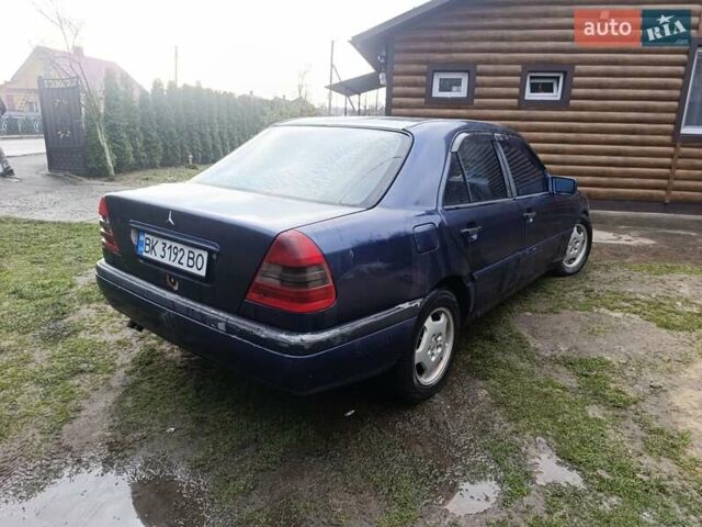 Синій Мерседес Ц-Клас, об'ємом двигуна 2 л та пробігом 280 тис. км за 1200 $, фото 4 на Automoto.ua