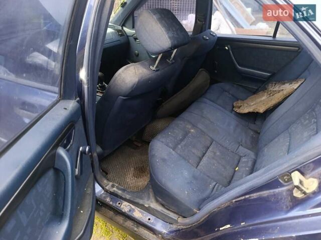 Синій Мерседес Ц-Клас, об'ємом двигуна 2 л та пробігом 280 тис. км за 1200 $, фото 6 на Automoto.ua
