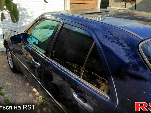 Синий Мерседес Ц-Класс, объемом двигателя 2.8 л и пробегом 330 тыс. км за 1600 $, фото 5 на Automoto.ua