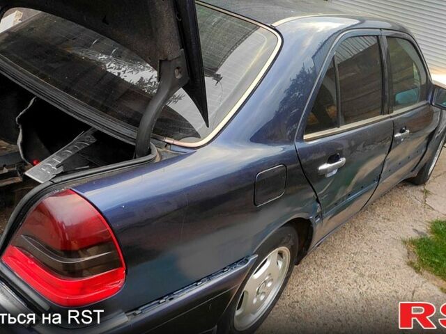 Синий Мерседес Ц-Класс, объемом двигателя 2.8 л и пробегом 330 тыс. км за 1600 $, фото 2 на Automoto.ua