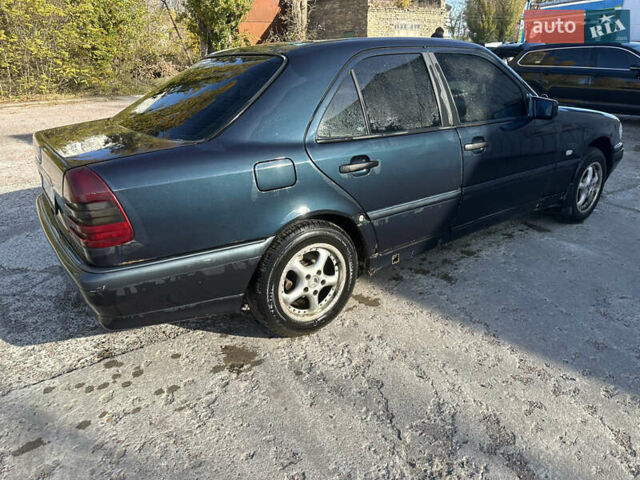 Синій Мерседес Ц-Клас, об'ємом двигуна 1.8 л та пробігом 411 тис. км за 2100 $, фото 2 на Automoto.ua