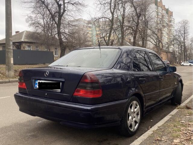 Синій Мерседес Ц-Клас, об'ємом двигуна 2 л та пробігом 400 тис. км за 1500 $, фото 3 на Automoto.ua
