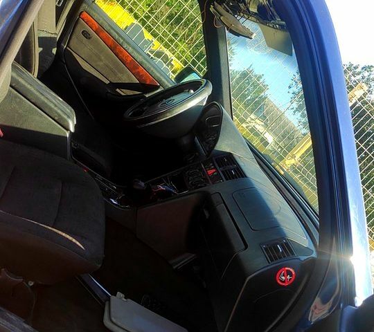 Синий Мерседес Ц-Класс, объемом двигателя 2.8 л и пробегом 330 тыс. км за 1600 $, фото 6 на Automoto.ua