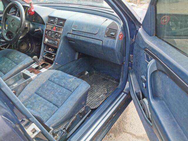 Синій Мерседес Ц-Клас, об'ємом двигуна 2 л та пробігом 420 тис. км за 850 $, фото 7 на Automoto.ua