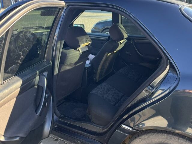 Синий Мерседес Ц-Класс, объемом двигателя 1.8 л и пробегом 298 тыс. км за 2000 $, фото 3 на Automoto.ua