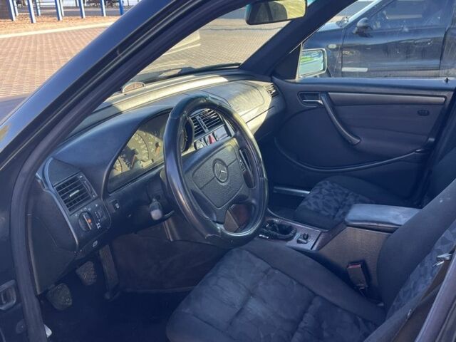 Синий Мерседес Ц-Класс, объемом двигателя 1.8 л и пробегом 298 тыс. км за 2000 $, фото 4 на Automoto.ua