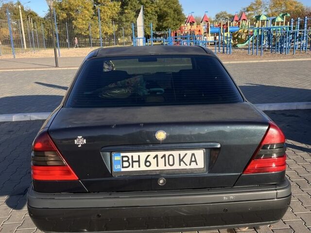 Синий Мерседес Ц-Класс, объемом двигателя 1.8 л и пробегом 298 тыс. км за 2000 $, фото 1 на Automoto.ua