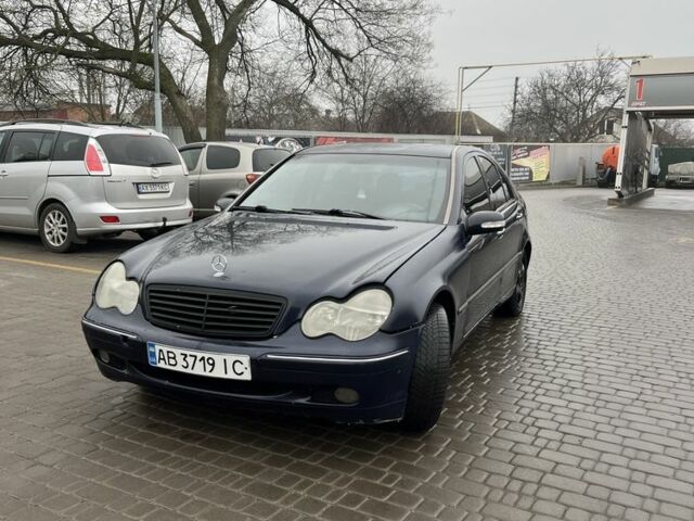 Синій Мерседес Ц-Клас, об'ємом двигуна 2 л та пробігом 320 тис. км за 2500 $, фото 2 на Automoto.ua