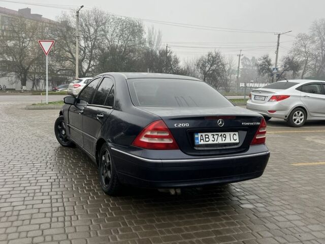 Синій Мерседес Ц-Клас, об'ємом двигуна 2 л та пробігом 320 тис. км за 2500 $, фото 4 на Automoto.ua