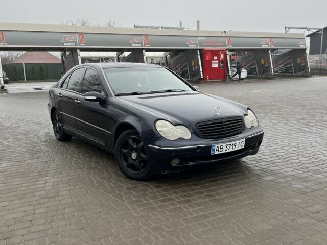 Синій Мерседес Ц-Клас, об'ємом двигуна 2 л та пробігом 320 тис. км за 2500 $, фото 1 на Automoto.ua
