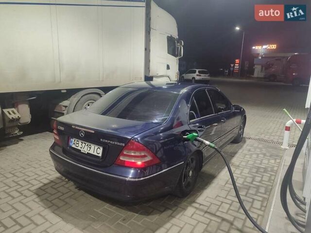 Синий Мерседес Ц-Класс, объемом двигателя 2 л и пробегом 320 тыс. км за 2500 $, фото 4 на Automoto.ua