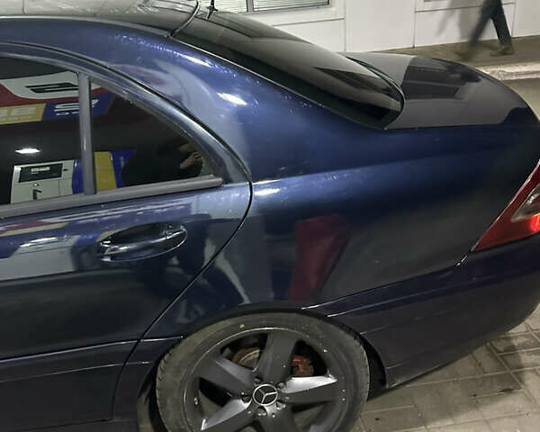 Синий Мерседес Ц-Класс, объемом двигателя 2.15 л и пробегом 563 тыс. км за 6300 $, фото 8 на Automoto.ua