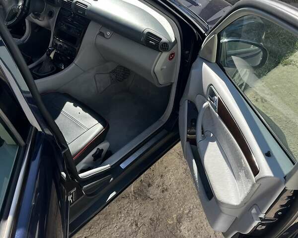 Синій Мерседес Ц-Клас, об'ємом двигуна 2 л та пробігом 340 тис. км за 4400 $, фото 3 на Automoto.ua