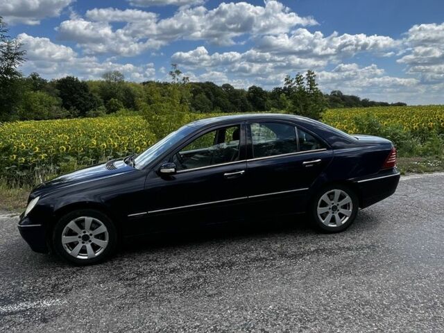 Синій Мерседес Ц-Клас, об'ємом двигуна 2 л та пробігом 340 тис. км за 3600 $, фото 1 на Automoto.ua