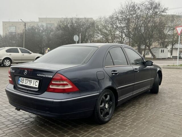 Синій Мерседес Ц-Клас, об'ємом двигуна 2 л та пробігом 320 тис. км за 2500 $, фото 3 на Automoto.ua