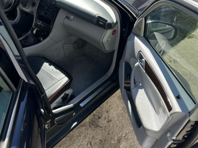 Синій Мерседес Ц-Клас, об'ємом двигуна 2 л та пробігом 340 тис. км за 3600 $, фото 7 на Automoto.ua