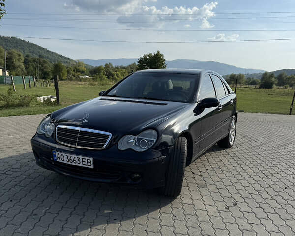 Синий Мерседес Ц-Класс, объемом двигателя 2 л и пробегом 270 тыс. км за 4800 $, фото 1 на Automoto.ua