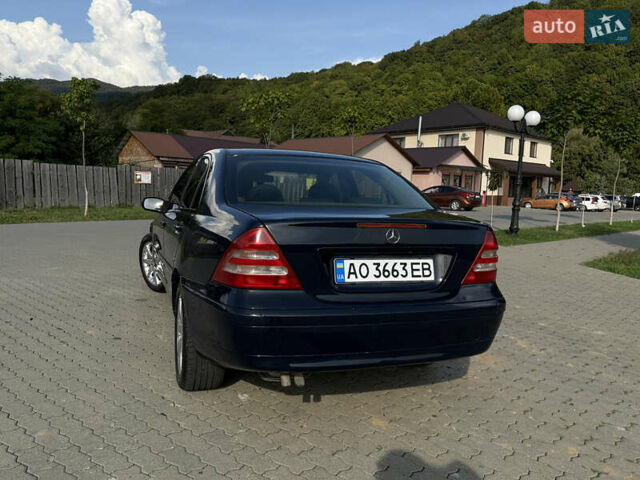 Синий Мерседес Ц-Класс, объемом двигателя 2 л и пробегом 270 тыс. км за 4800 $, фото 3 на Automoto.ua