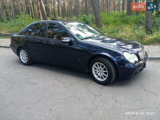 Синий Мерседес Ц-Класс, объемом двигателя 2 л и пробегом 422 тыс. км за 4500 $, фото 3 на Automoto.ua