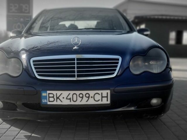 Синий Мерседес Ц-Класс, объемом двигателя 2 л и пробегом 400 тыс. км за 3600 $, фото 7 на Automoto.ua