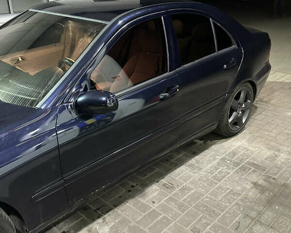 Синий Мерседес Ц-Класс, объемом двигателя 2.15 л и пробегом 563 тыс. км за 6300 $, фото 3 на Automoto.ua