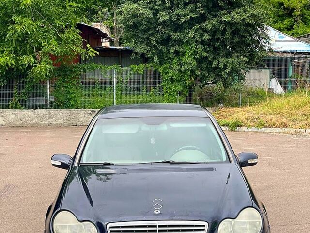 Синий Мерседес Ц-Класс, объемом двигателя 2 л и пробегом 270 тыс. км за 3300 $, фото 3 на Automoto.ua