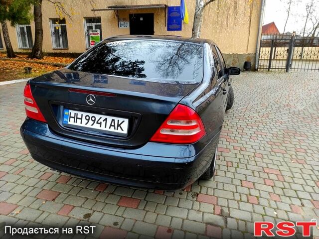 Синій Мерседес Ц-Клас, об'ємом двигуна 2 л та пробігом 268 тис. км за 4100 $, фото 3 на Automoto.ua