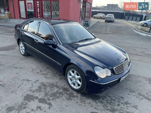 Синий Мерседес Ц-Класс, объемом двигателя 2.69 л и пробегом 380 тыс. км за 5000 $, фото 4 на Automoto.ua