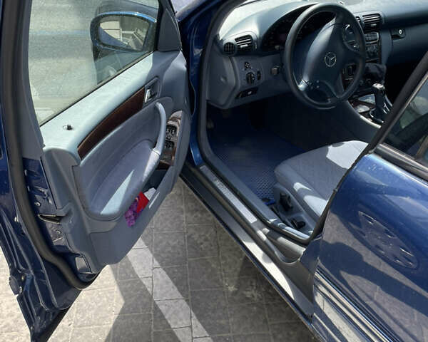 Синий Мерседес Ц-Класс, объемом двигателя 2 л и пробегом 164 тыс. км за 4500 $, фото 4 на Automoto.ua