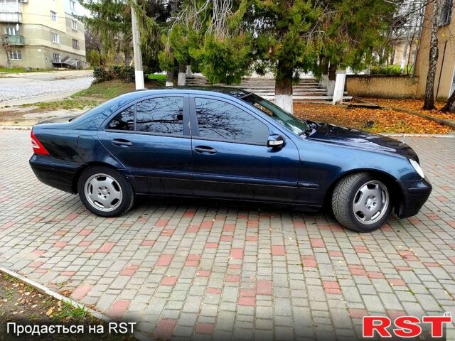 Синій Мерседес Ц-Клас, об'ємом двигуна 2 л та пробігом 268 тис. км за 4100 $, фото 5 на Automoto.ua