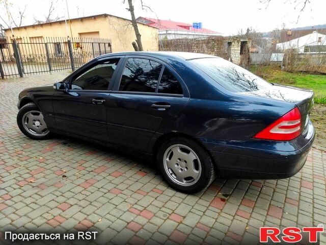 Синій Мерседес Ц-Клас, об'ємом двигуна 2 л та пробігом 268 тис. км за 4100 $, фото 7 на Automoto.ua